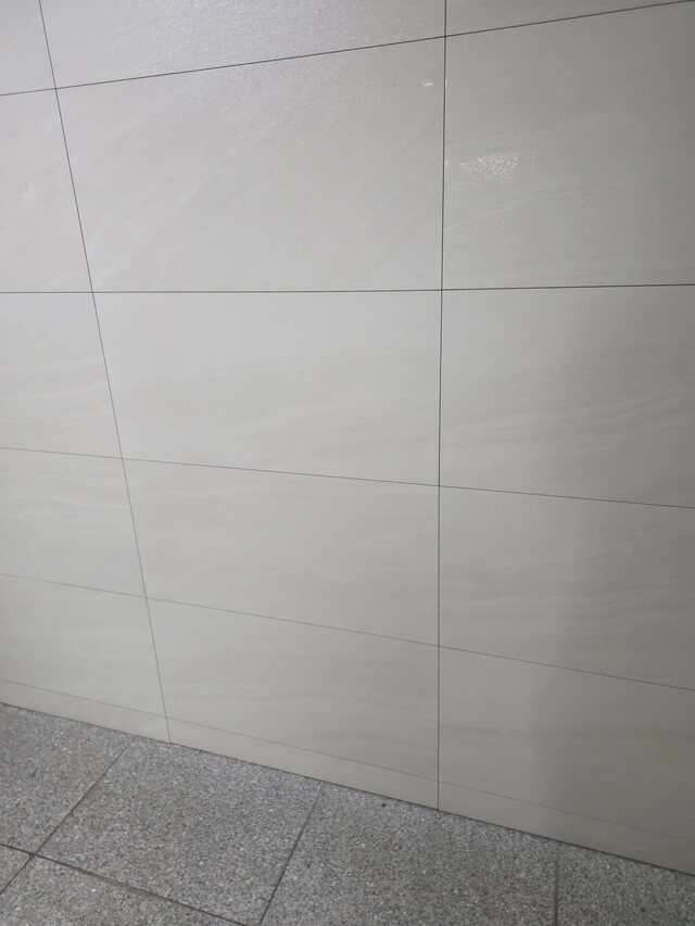 수원 아파트 계단실 벽면 타일크랙보수 시공 완료 모습