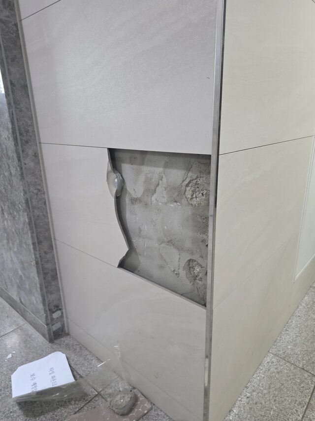 수원 아파트 계단실 벽면 타일 파손·균열 시공 전 모습